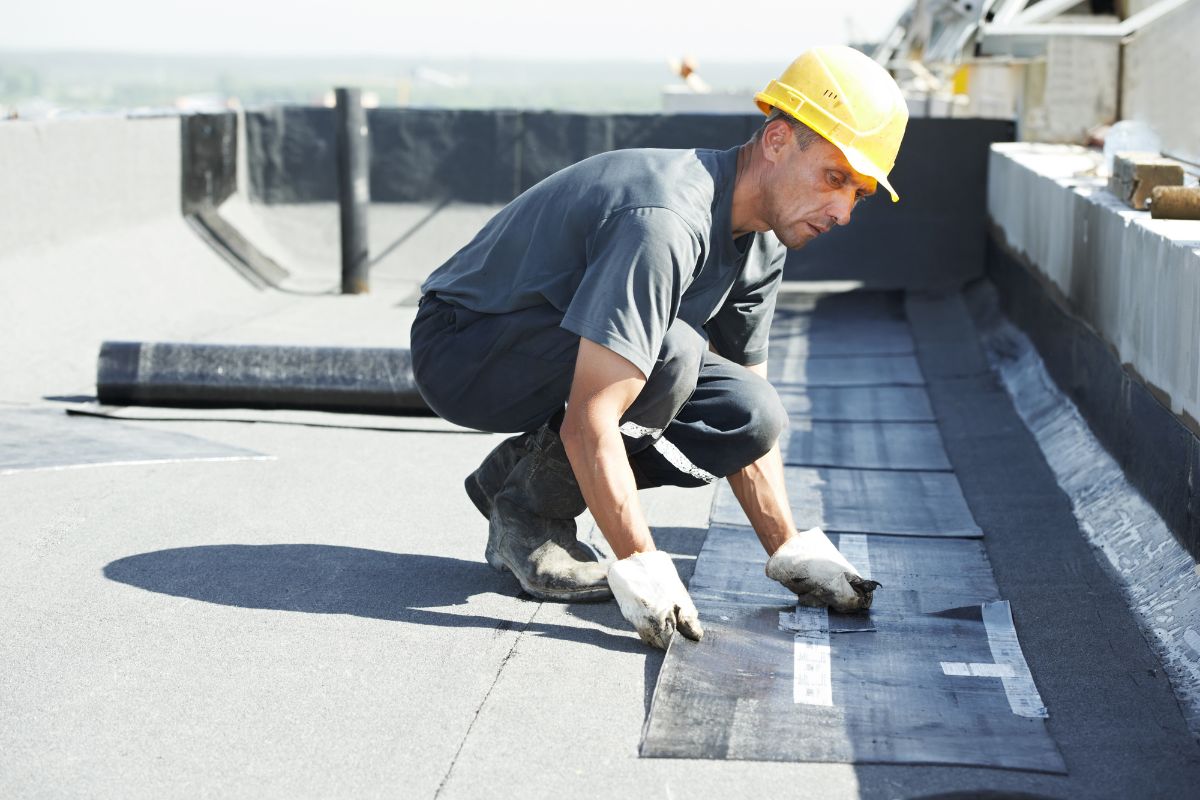 A man stands on a house roof, holding a tool, comparing roof-mounted and foldable installation methods.